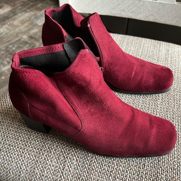 Cranberry Liz Claiborne Zippered Ankle Boots in GREAT Condition, Rarely Worn - Picture 2 of 12